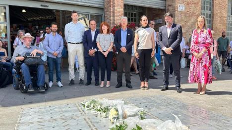 Alicante rinde tributo a las víctimas del bombardeo en el Mercado Central