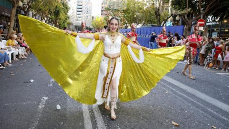 El Desfile del Ninot prologa con magia, color, imaginación y buen humor las Hogueras 2024