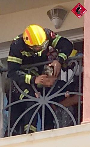 Bomberos auxilian a un niño de dos años con la cabeza atrapada en la barandilla de un hotel en Muchamiel